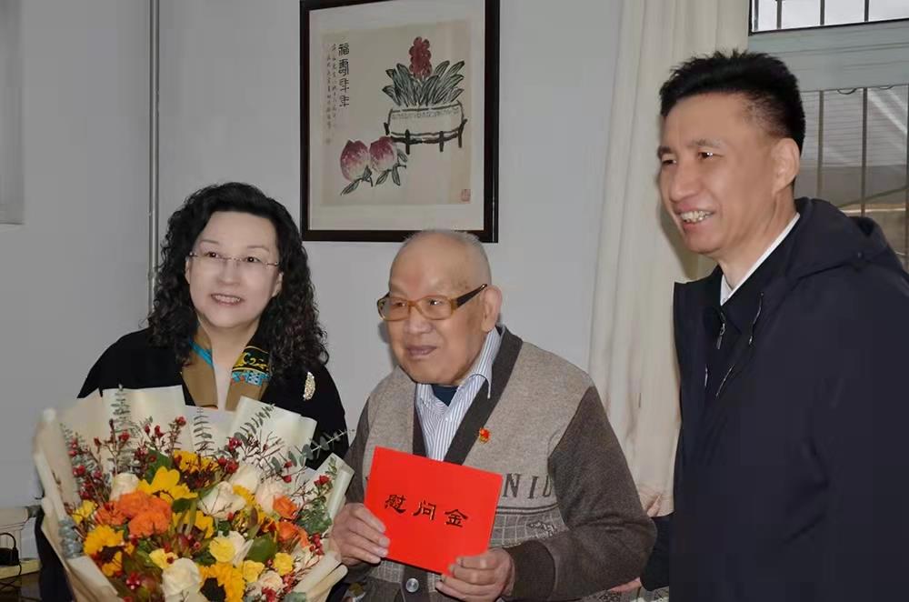 濟南產(chǎn)發(fā)集團黨委副書記、總經(jīng)理黃蓓走訪慰問離休老干部、老黨員